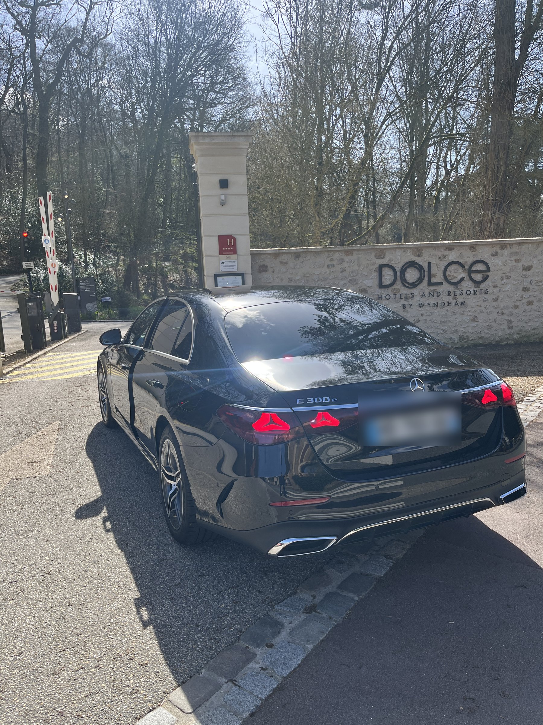 Mercedes Classe E, arrivée hôtel Dolce Chantilly